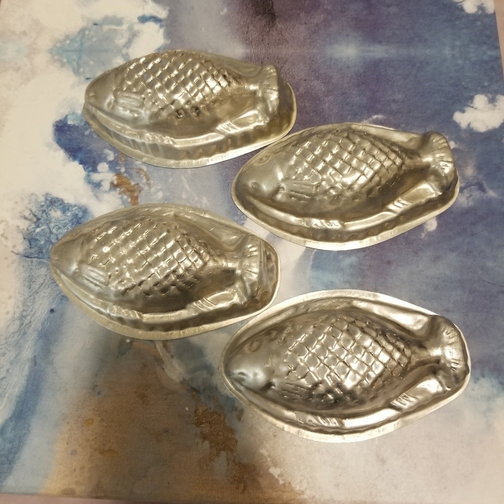 Set of 4 Vintage Nutbrown fish molds